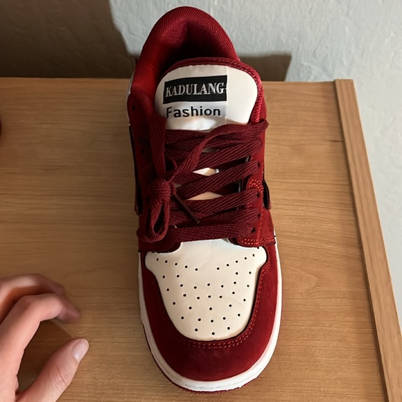 Red and white sneakers - Picture 4 of 8